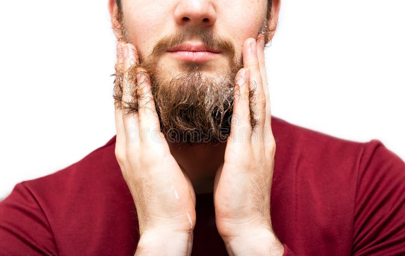 Hombre con jabón de barba o champú para refrescarse la barba, la belleza de la salud y el concepto de cuidado de la piel limpio y