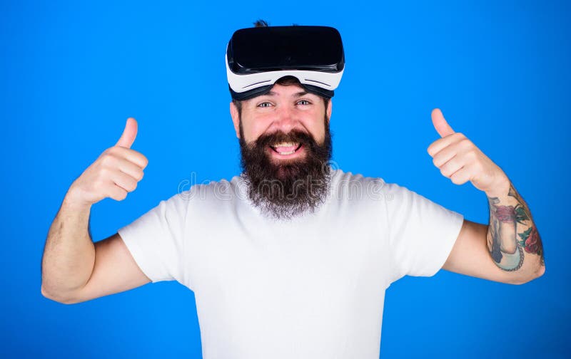 Hombre con la barba y la cara alegre que disfruta de experiencia de la realidad virtual Inconformista con la barba elegante y la imagen de archivo Hombre con la barba y la cara alegre que disfruta de experiencia de la realidad virtual Inconformista con la barba elegante y la imagen de archivo