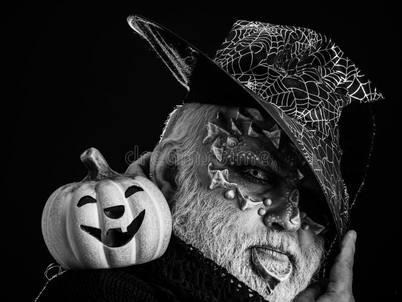 Hombre con la calabaza anaranjada imágenes de archivo libres de regalías Hombre con la calabaza anaranjada imágenes de archivo libres de regalías