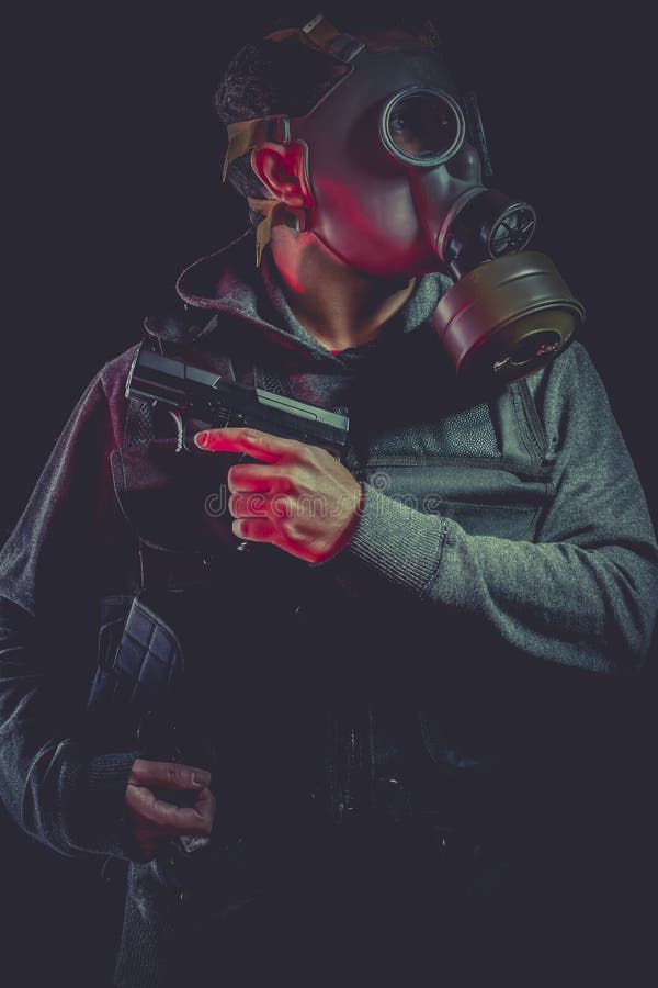 Download Hombre Con La Careta Antigás Y El Arma Foto de archivo - Imagen de peligroso, fuerza: 44853270