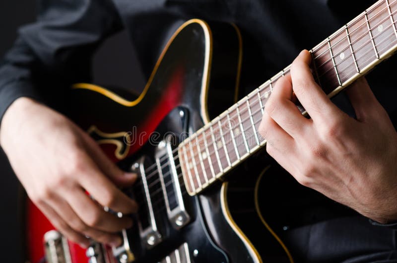 Hombre con la guitarra durante concierto fotografía de archivo libre de regalías Hombre con la guitarra durante concierto fotografía de archivo libre de regalías