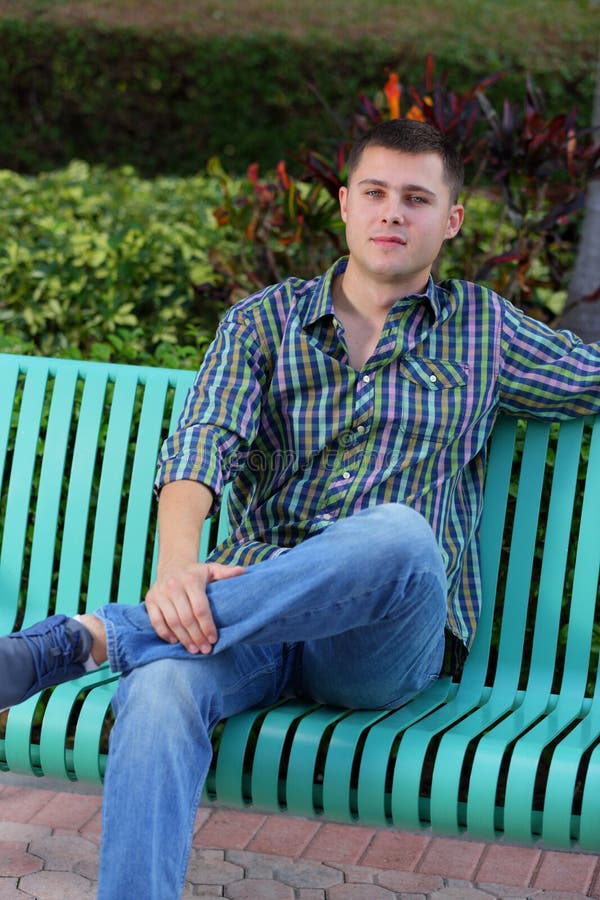 Hombre Con La Pierna Cruzada Imagen de archivo Imagen de exterior