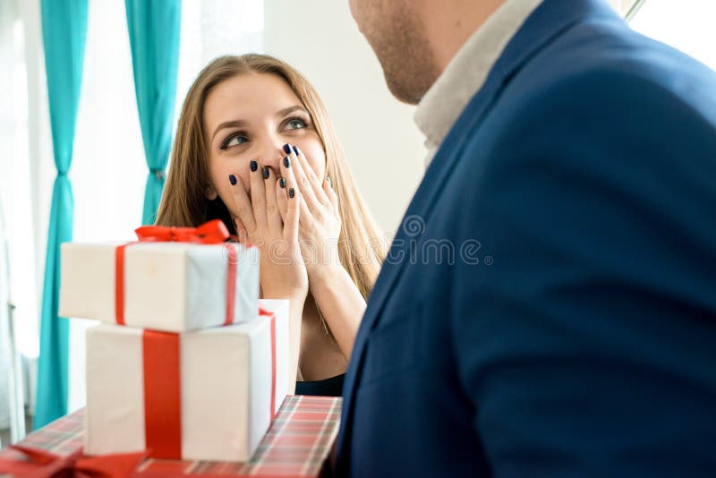 Hombre con la pila de regalos para la novia imagenes de archivo Hombre con la pila de regalos para la novia imagenes de archivo
