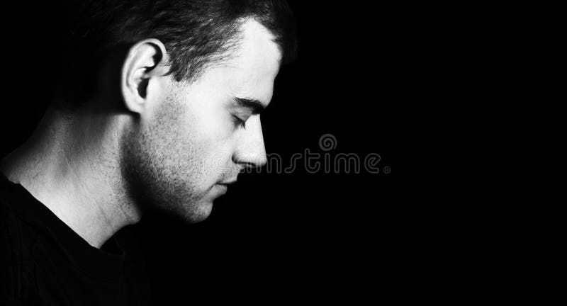 Hombre con los ojos cerrados en un fondo negro imágenes de archivo libres de regalías Hombre con los ojos cerrados en un fondo negro imágenes de archivo libres de regalías