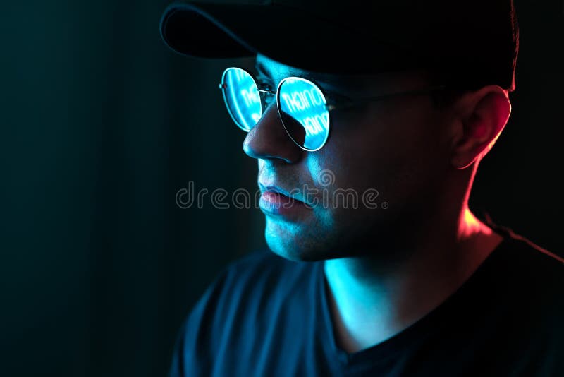 Hombre afroamericano con gafas de sol con luces de neón