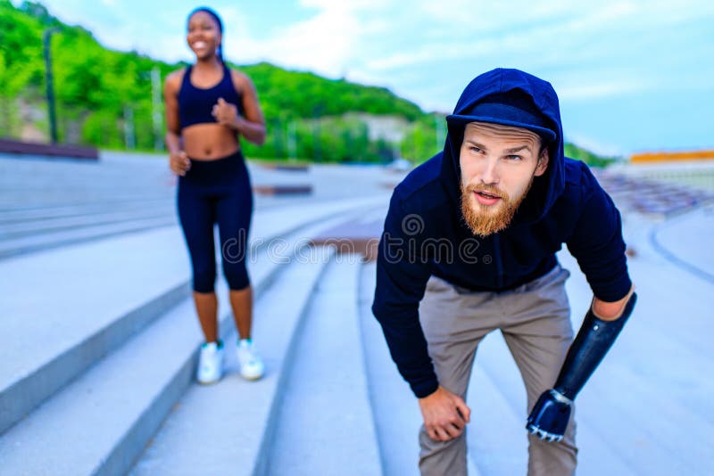 hombre con prótesis de brazo en ropa deportiva lista para hacer ejercicio  por la mañana al aire libre. Concepto de deporte para discapacitados  Fotografía de stock - Alamy