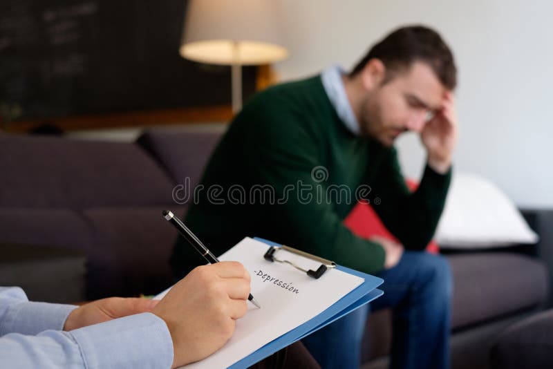 Hombre con problema de salud mental en el estudio del psiquiatra fotos de archivo Hombre con problema de salud mental en el estudio del psiquiatra fotos de archivo