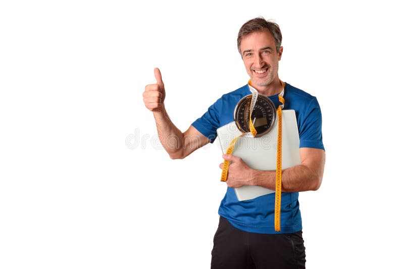 Hombre con signo ok con fondo blanco aislado de la escala de pesaje imagen de archivo libre de regalías