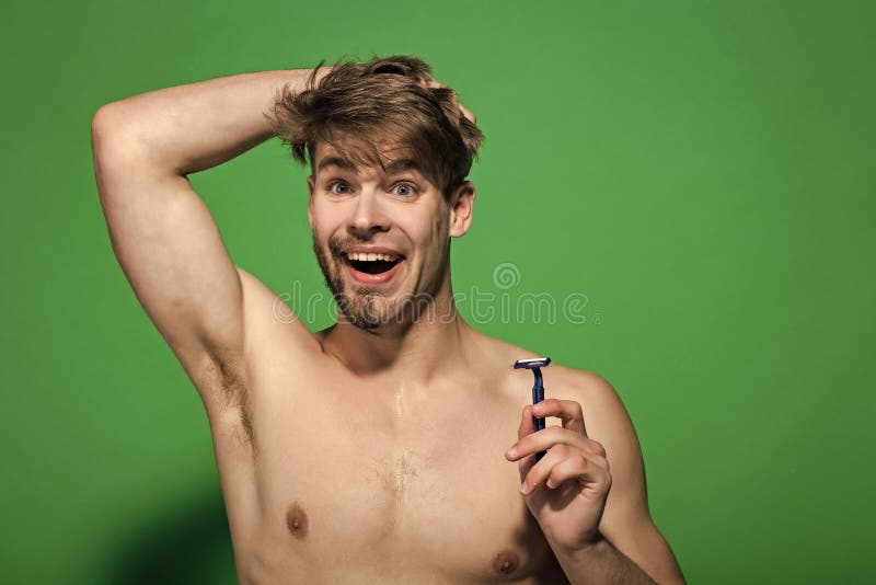 Hombre con sonrisa de la maquinilla de afeitar con la media cara afeitada y barbuda imagen de archivo Hombre con sonrisa de la maquinilla de afeitar con la media cara afeitada y barbuda imagen de archivo