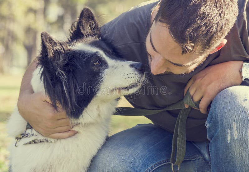 Hombre con su perro fotos de archivo libres de regalías Hombre con su perro fotos de archivo libres de regalías