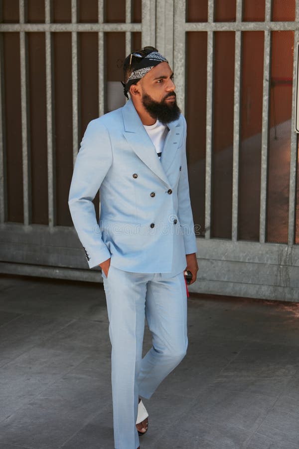 Hombre Con Traje Azul Claro Y Barba Antes Del Show Moda Giorgio Armani Semana Estilo El 19 De Junio editorial - Imagen de azul, manera: 194568125