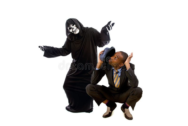 Hombre con traje fantasma de pañuelo que juega a jaque en Halloween fotografía de archivo libre de regalías Hombre con traje fantasma de pañuelo que juega a jaque en Halloween fotografía de archivo libre de regalías