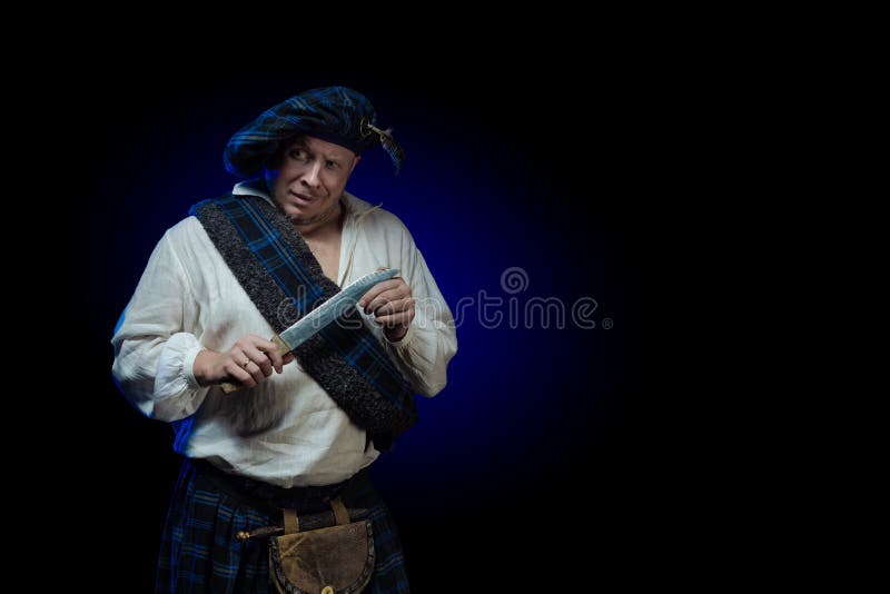 Hombre con una barba en un traje escoc? s a cuadros azul foto de archivo