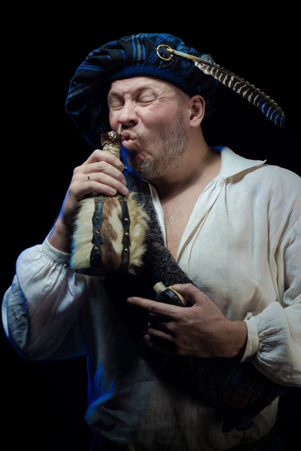 Hombre con una barba en un traje escocés a cuadros azul foto de archivo