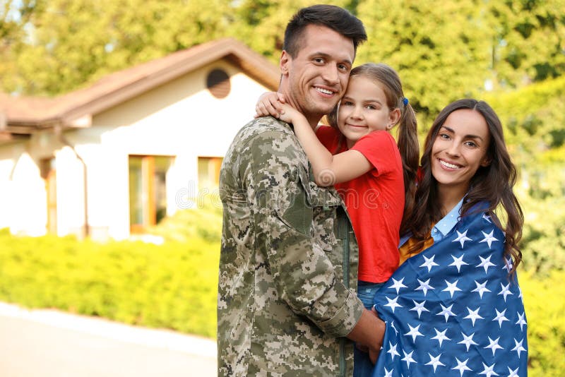 Hombre Con Uniforme Militar Y Familia Con Bandera Estadounidense archivo - Imagen de hija, juntado: 161384341