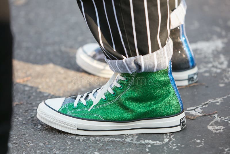 Hombre Con Verde Conversa Todas Las Estrellas Brillantes Zapatillas Y Pantalones Rayas Y Negras Antes Que Diesel Foto editorial - Imagen de estilo, enero: 194562481