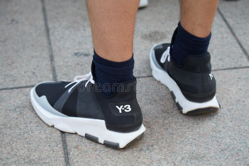 Valiente traducir Para editar Hombre Con Y3 Yamamoto Zapatillas De Tenis Blancas Y Negras Antes De  Alberta Ferretti Desfile Milan Moda Week Foto editorial - Imagen de  elegante, blanco: 194553726