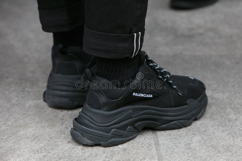 Hombre Con Zapatillas Balenciaga Negro Antes Del Espectáculo De Moda Emporio Armani Milagra Semana Calle Foto de archivo editorial - Imagen de gente, semana: 194553873