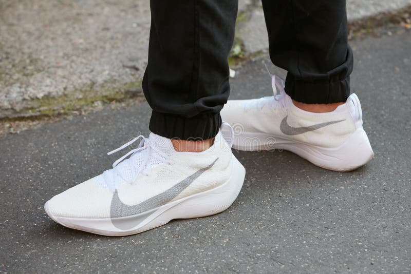 Con Zapatillas Blancas Nike Antes Del Desfile De Prada Milan Moda Semana Estilo De El 17 De Junio 2018 En Mil Foto de archivo editorial - Imagen de