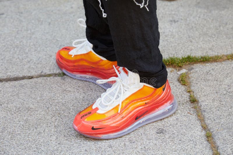 Hombre Con Zapatillas De Nike De Naranja Con Lenguado Transparente Antes De Hommes Desfile De Moda Imagen editorial - Imagen de calle, italia: 194262855