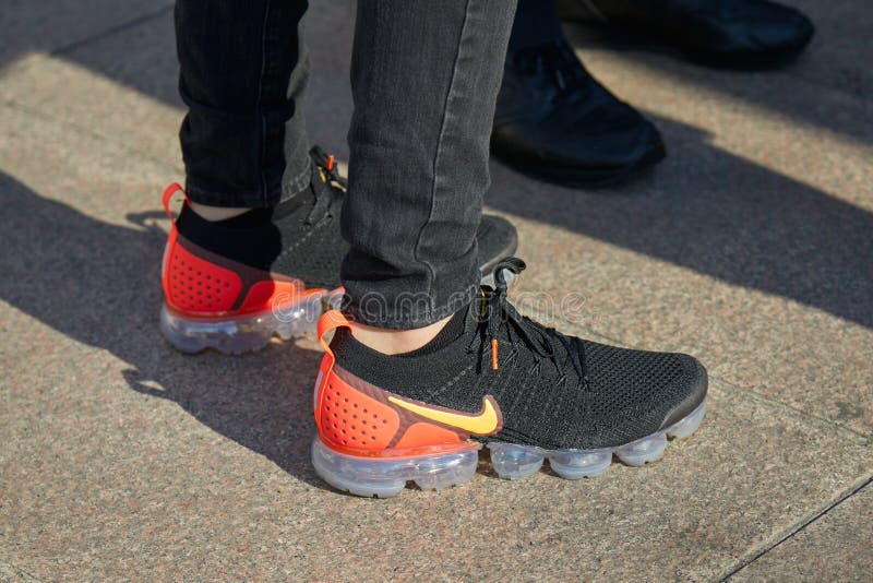 Hombre Con Zapatillas De Nike Negras Y Anaranjadas Antes De Alberta Ferretti Desfile Milan Moda Semana Estilo Calle Imagen editorial - Imagen de sunlight, calle: