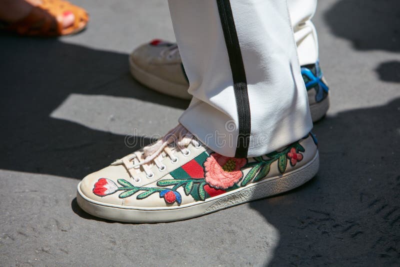 Hombre Con Zapatillas Gucci Con Decoración Floral Antes De Salvatore Ferragamo Desfile Milan Moda Calle Fotografía Imagen de manera, exterior: 194568467