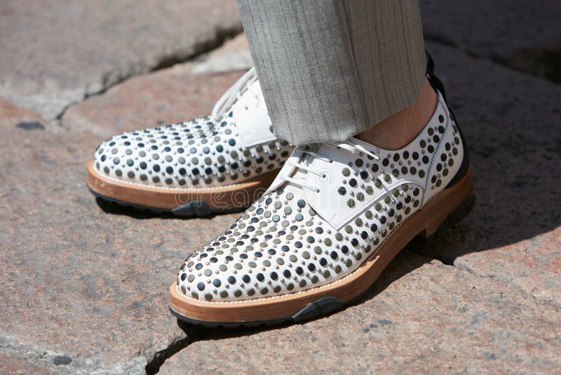 Hombre Zapatos Blancos Con Estuches Antes Salvatore Ferragamo Show De Moda Milan Semana Estilo Calle En Junio Imagen de archivo editorial - Imagen de junio, gris: