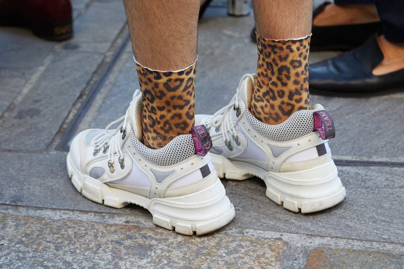 Hombre Con Zapatos De Zapatillas De Tenis Y Calcetines De Patrón De Piel De Leopardo Antes ángeles De Palma Espectá Foto editorial - Imagen de palma, elegante: 194263111