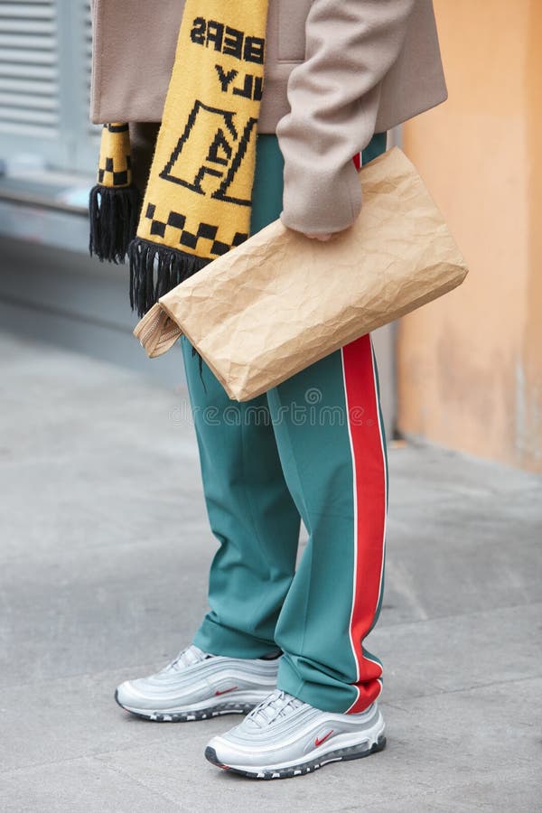 Hombre Con Zapatos Grises De Nike Y Pantalones Verdes Con Rayas Rojas Antes  De La Moda Giorgio Armani De Milán Imagen editorial - Imagen de nike,  exterior: 194561605