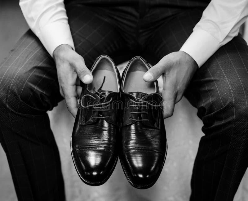 Hombre Con Zapatos Negros Elegantes Foto de archivo - Imagen de accesorio,  hombre: 229111788