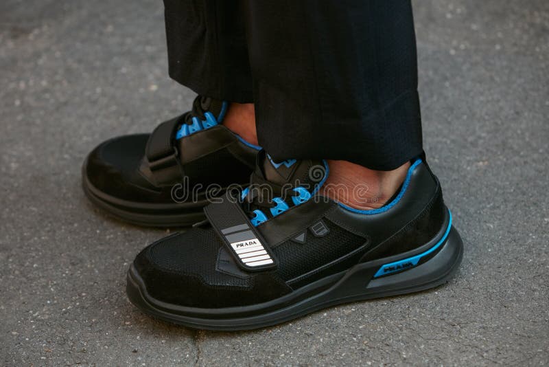 Hombre Con Zapatos Prada Negros Y Azules Antes Del Desfile De Moda Milan Semana Estilo De Calle Prada El 17 De Junio De 2018 Imagen editorial - Imagen azul, junio: 194548185