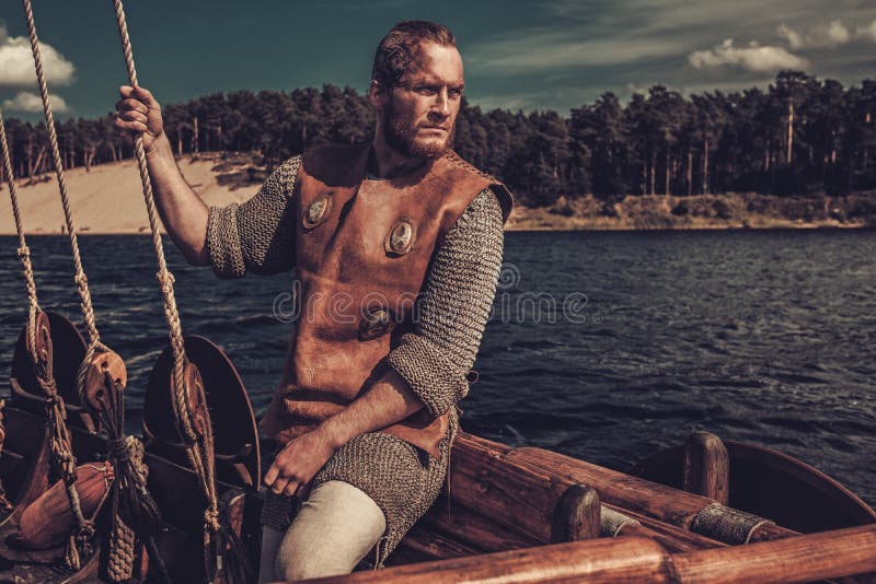 Hombre confiado de vikingo en Drakkar fotografía de archivo libre de regalías Hombre confiado de vikingo en Drakkar fotografía de archivo libre de regalías