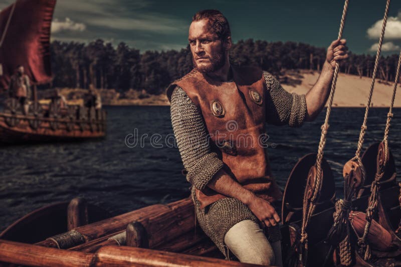 Hombre confiado de vikingo en Drakkar foto de archivo libre de regalías Hombre confiado de vikingo en Drakkar foto de archivo libre de regalías