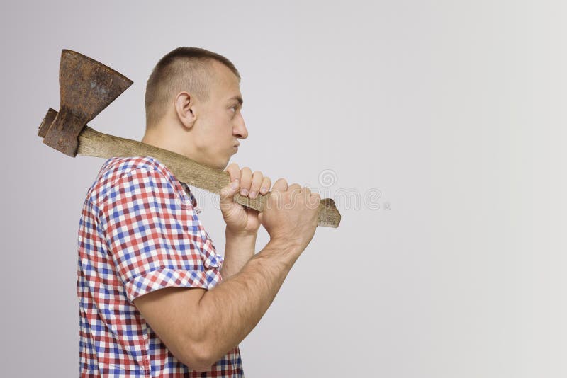 Hombre contrariedad con un hacha en su hombro Fondo blanco imagen de archivo libre de regalías Hombre contrariedad con un hacha en su hombro Fondo blanco imagen de archivo libre de regalías
