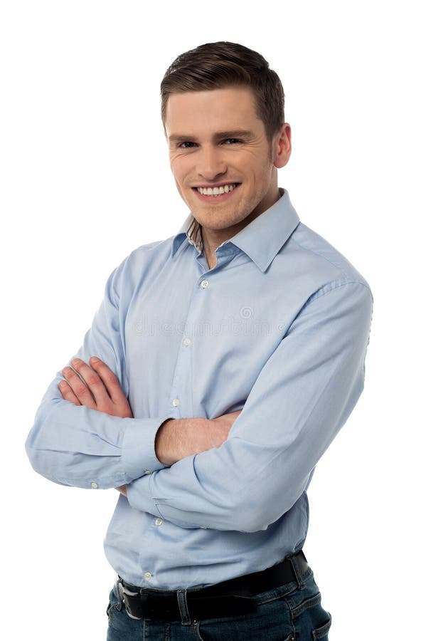 Hombre corporativo joven que presenta con confianza imagen de archivo Hombre corporativo joven que presenta con confianza imagen de archivo
