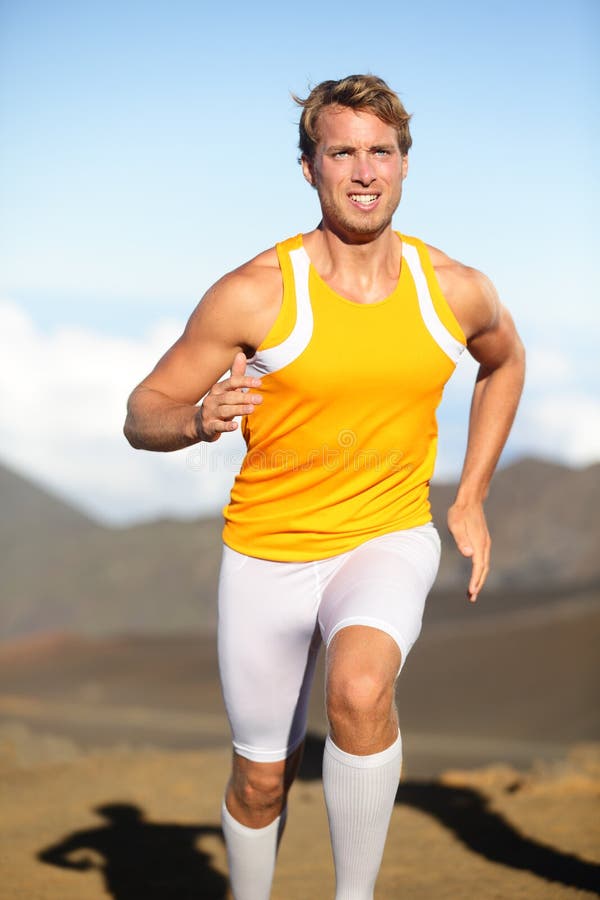 Hombre corriente de la aptitud del deporte que esprinta afuera foto de archivo libre de regalías Hombre corriente de la aptitud del deporte que esprinta afuera foto de archivo libre de regalías