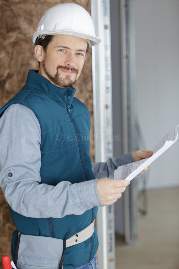 Hombre creador mirando la cámara imágenes de archivo libres de regalías Hombre creador mirando la cámara imágenes de archivo libres de regalías