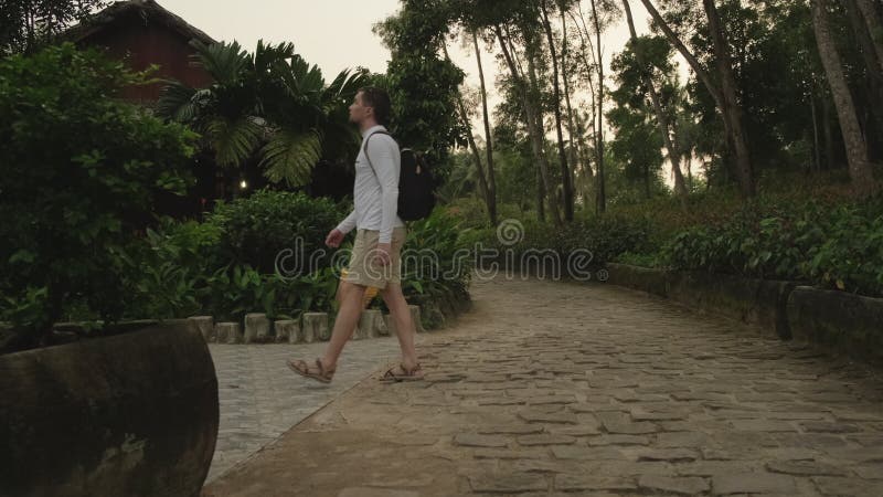 Hombre dando un paseo por el parque