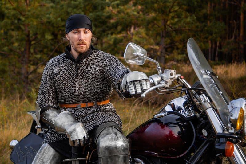 Hombre Caballeros Medievales Armor Con Una Bandana En La Cabeza Sentado En Una Motocicleta En El Fondo Del Imagen de archivo Imagen de contra, motocicleta: 209063475
