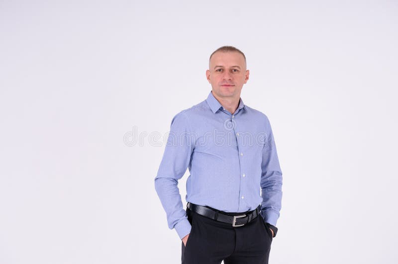 Hombre De Camisa Azul Y Pantalón Sobre Fondo Blanco de archivo - Imagen de modelo, sano:
