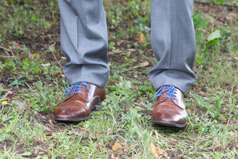 Hombre De Detalle En Gris Con Los Zapatos Marrones Y Los Cordones Azules Imagen archivo - Imagen de lujo, cuero: 154544361
