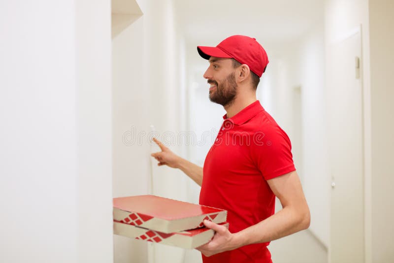 Hombre de entrega con las cajas de la pizza que suenan el timbre imágenes de archivo libres de regalías Hombre de entrega con las cajas de la pizza que suenan el timbre imágenes de archivo libres de regalías