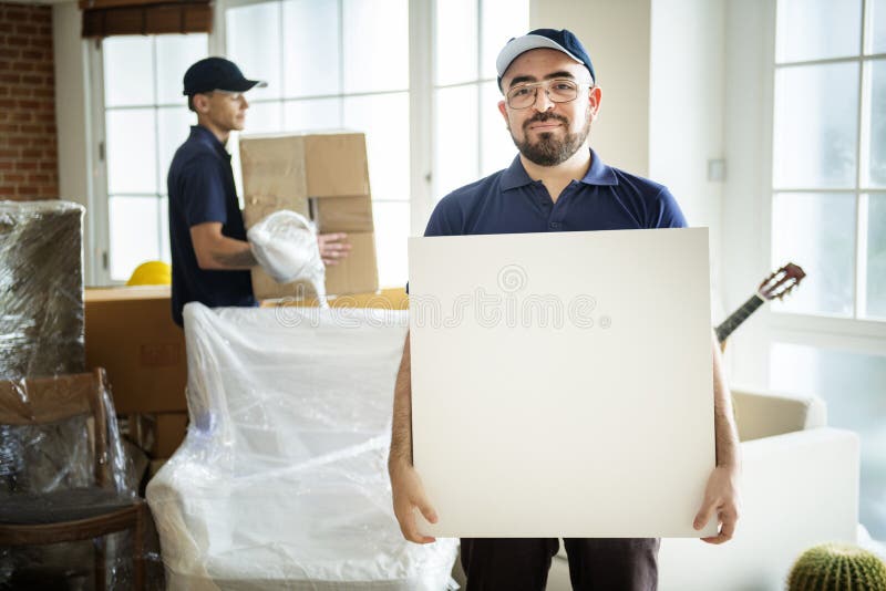 Hombre de entrega de los muebles que entrega los muebles foto de archivo libre de regalías Hombre de entrega de los muebles que entrega los muebles foto de archivo libre de regalías