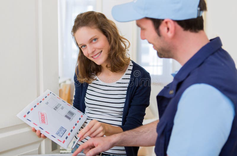 Hombre de entrega que entrega un correo registrado imagenes de archivo Hombre de entrega que entrega un correo registrado imagenes de archivo