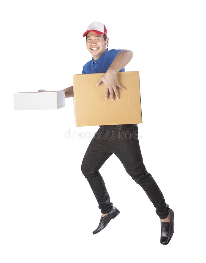 Hombre de entrega que sostiene la cara sonriente dentuda de la caja del cartón con servicio