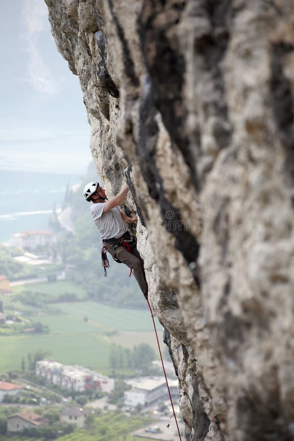 Hombre de escalada deportiva imagen de archivo Hombre de escalada deportiva imagen de archivo