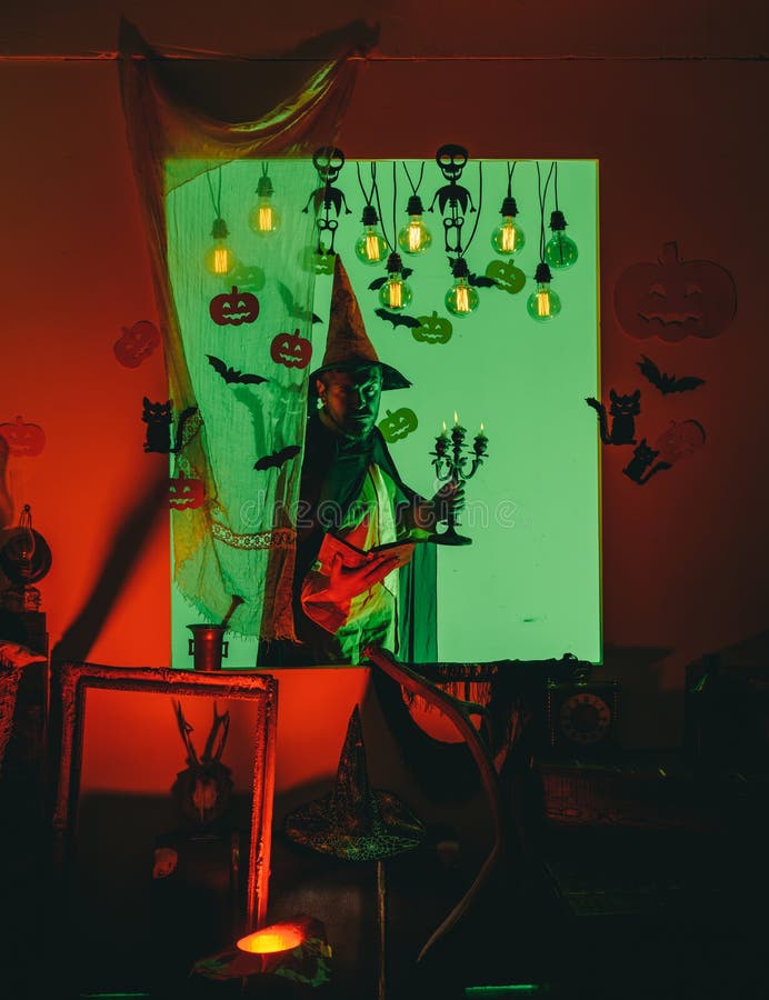 Hombre de Halloween con la calabaza en oscuridad Mago sabio divertido en un fondo de Halloween Halloween, celebración de los días imagenes de archivo Hombre de Halloween con la calabaza en oscuridad Mago sabio divertido en un fondo de Halloween Halloween, celebración de los días imagenes de archivo