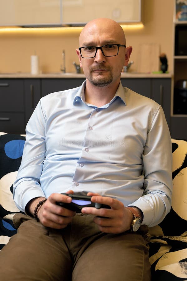 Hombre de juego que sostiene el teclado del simulador joystic. controlador de consola de videojuegos en las manos del jugador se c fotos de archivo