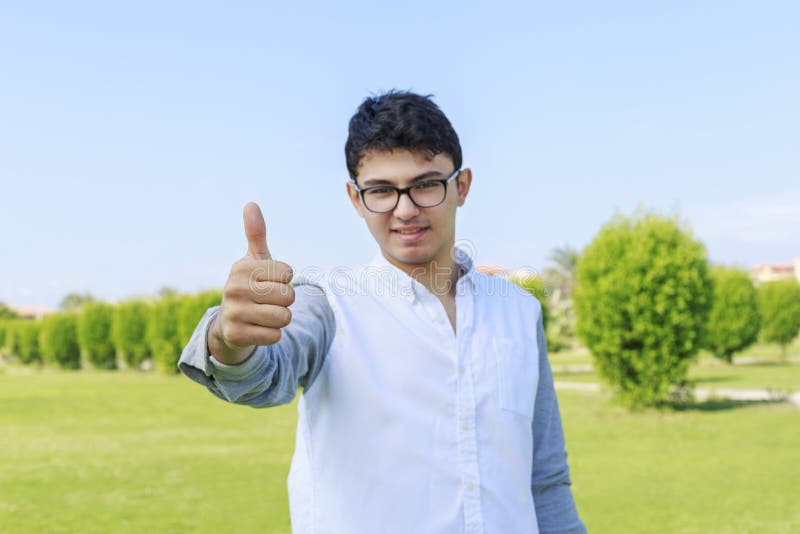 Hombre de la moda de los jóvenes que muestra el pulgar para arriba Grande como imágenes de archivo libres de regalías Hombre de la moda de los jóvenes que muestra el pulgar para arriba Grande como imágenes de archivo libres de regalías