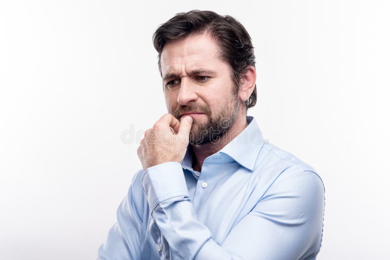 Hombre de mediana edad agradable que es profundo en pensamientos fotos de archivo libres de regalías Hombre de mediana edad agradable que es profundo en pensamientos fotos de archivo libres de regalías